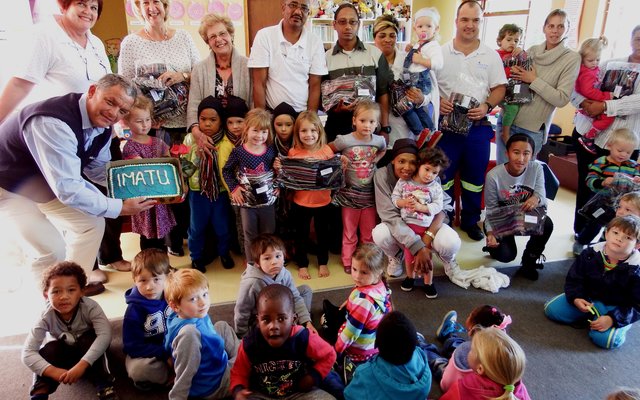 Agter, 3de van links staan Burgemeester Nicolette Botha-Guthrie saam met IMATU verteenwoordigers en De Kleine Gansies personeellede